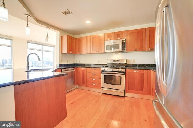 Building Photo - 5750 Bou Ave
