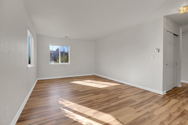 Building Photo - $1,800 3 Bed, 2 bath Home located in Denver with in Unit Laundry!