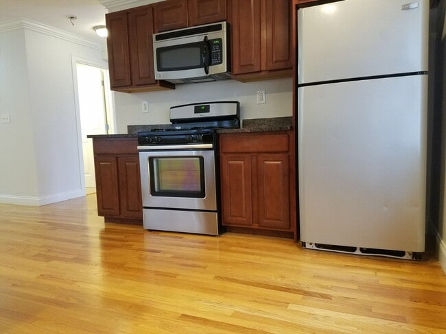 Building Photo - 9 Notre Dame St