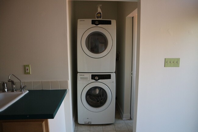 Building Photo - Large 3-bedroom house for rent in Wilmingt...