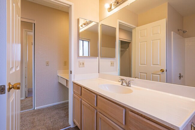 Building Photo - 450 Tava Ln