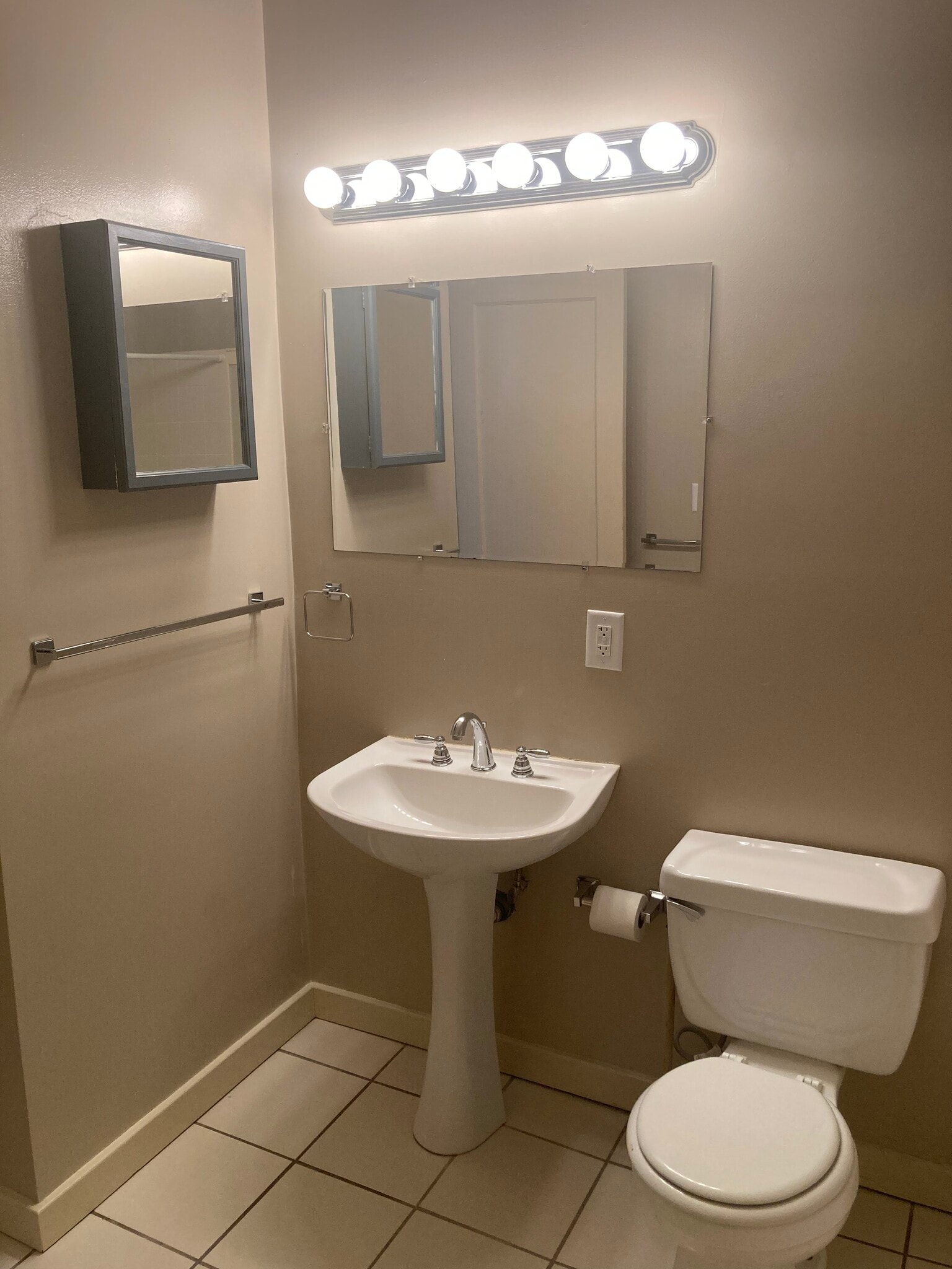 Building Photo - 434 N Topeka Ave