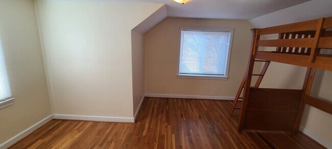 Building Photo - Lewisville Gem!