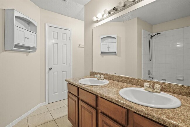 Building Photo - 420 Woodlake Dr