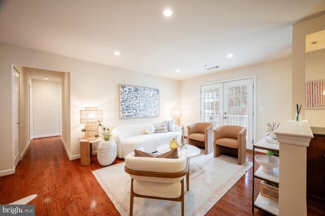 Building Photo - 4113 S Four Mile Run Dr