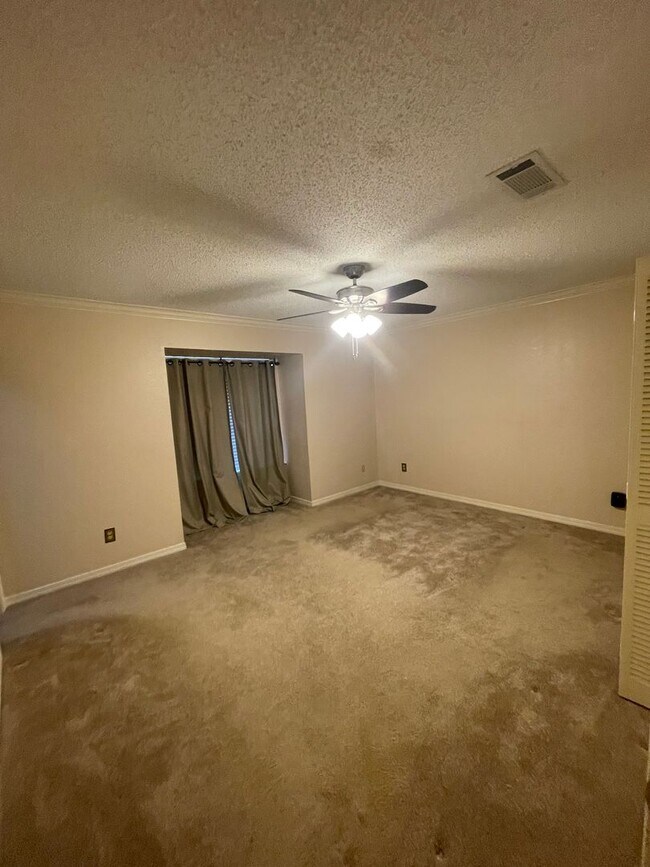 Building Photo - Gorgeous 3 Bedroom Home with Sunroom and Bonus Room!