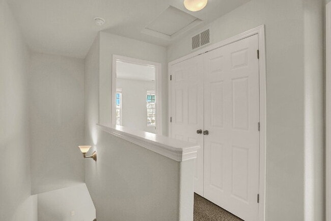 Building Photo - Updated 2-Bed Townhome Just Minutes from F...