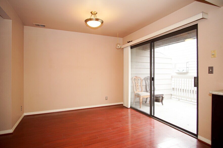 Building Photo - 1214 S Mayflower Ave