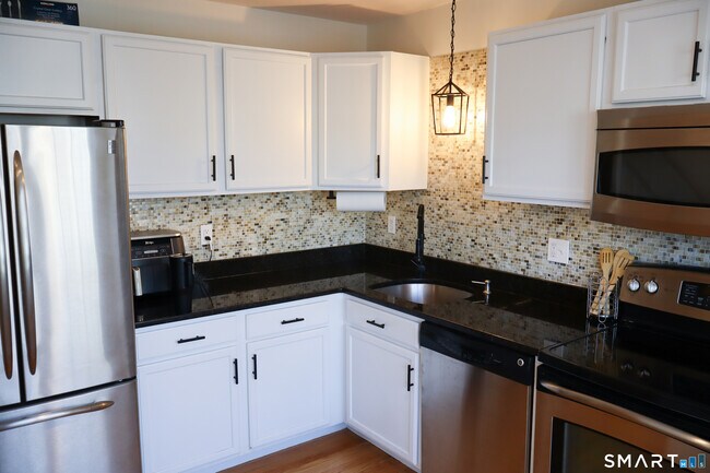 Building Photo - 25 W Silver St