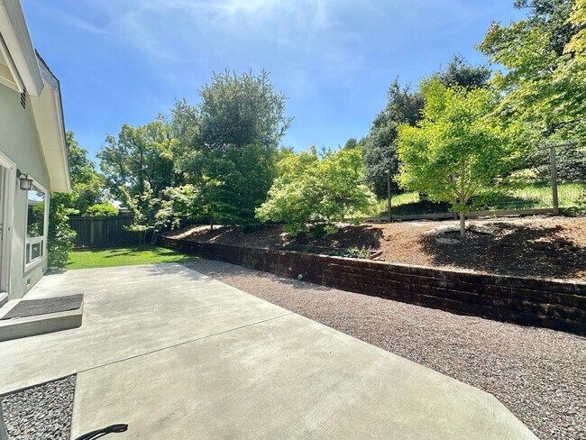 Building Photo - Charming Terra Linda Home in San Rafael
