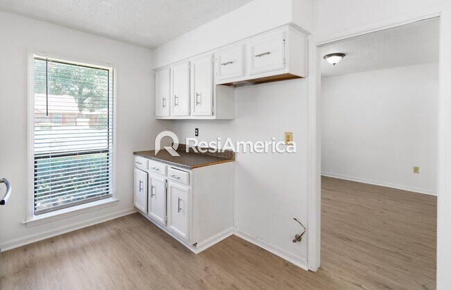 Building Photo - Newly Renovated 3/2 in a Quiet Neighborhood