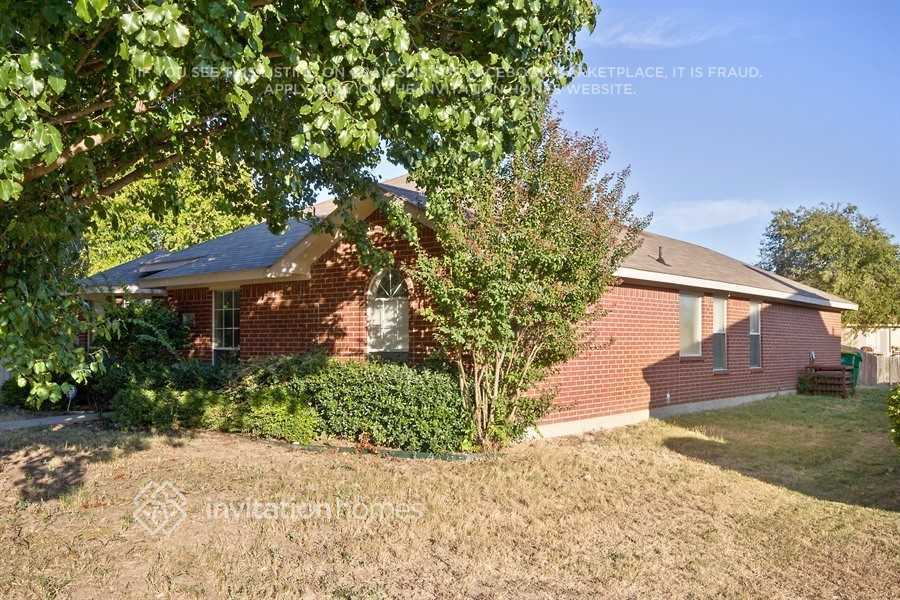 Building Photo - 733 Kristi Ln