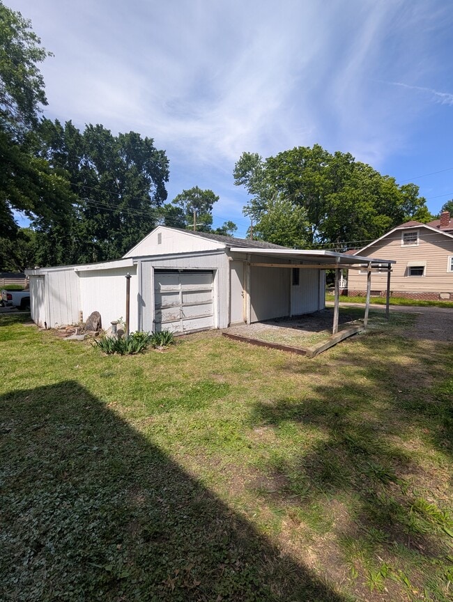 Building Photo - 300 SW Broadmoor Ave