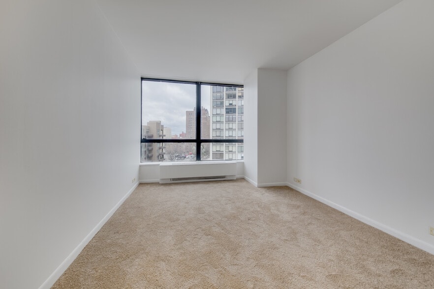 Building Photo - 5415 N Sheridan Rd