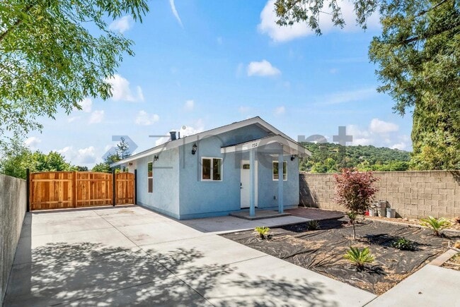 Building Photo - 732 W Edmundson Ave