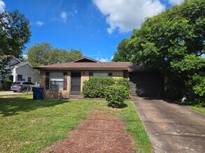Building Photo - Bright 2BR/2BA Home with Garage