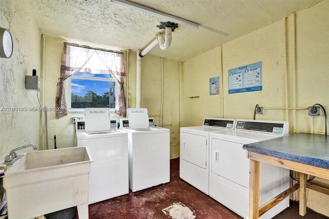 Building Photo - 2861 Somerset Dr