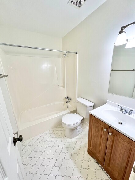 Full Bathroom - 274 Fleming Rd