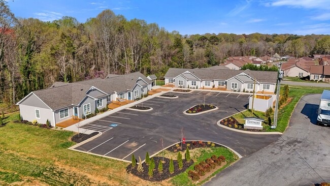 Building Photo - Modern 2-Bed, 2-Bath Single-Level Townhome in Conover – Pet-Friendly Community!