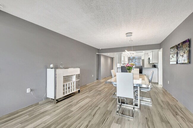 Building Photo - 6025 Balboa Cir