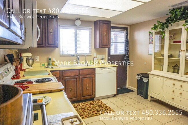 Building Photo - 3229 S Fairfield Dr