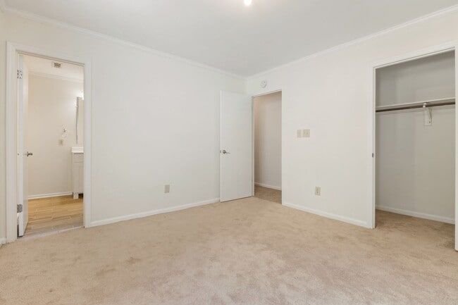 Building Photo - 3-Bedroom Townhouse in the Heart of Cary