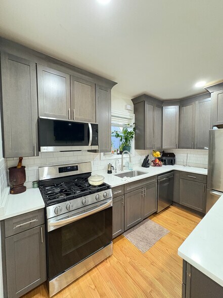 Building Photo - 149 Glenway St