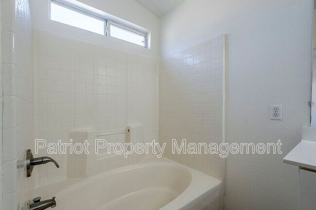 Building Photo - 2530 E Camellia Dr