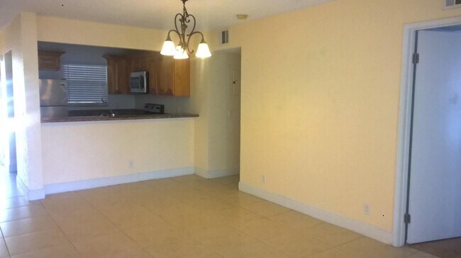 Building Photo - 1484 Lake Crystal Dr