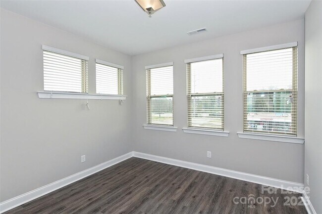 Building Photo - 2635 Statesville Ave