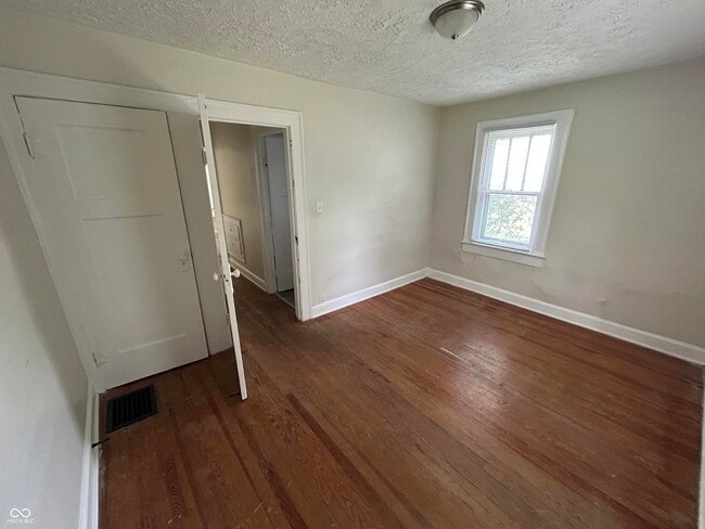 Building Photo - 823 N Bradley Ave