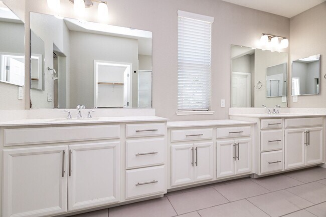 Building Photo - 9733 Tribeca Dr