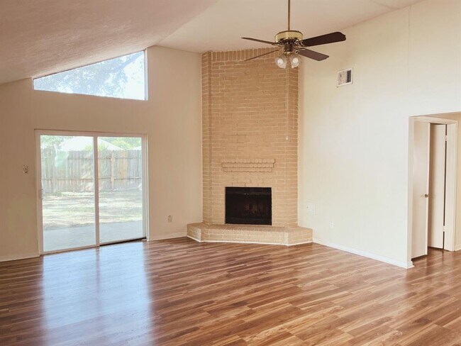 Building Photo - 10550 Walnut Glen Dr