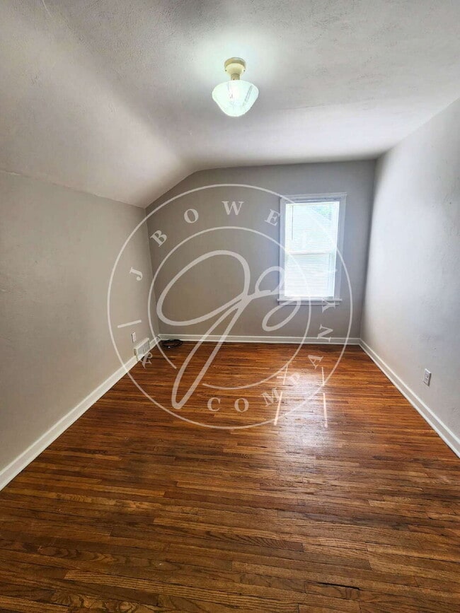 Building Photo - Move-In Ready! Spacious 4–5 Bedroom Home w...