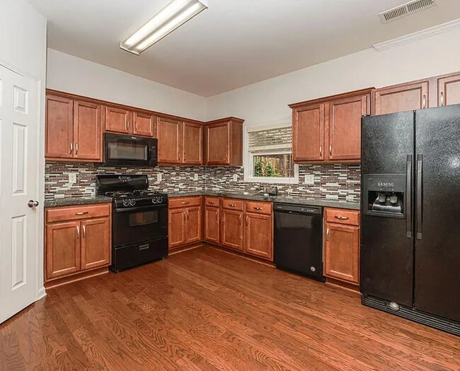 Building Photo - 5260 Sherwood Way