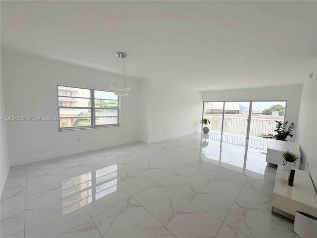 Building Photo - 500 Bayview Dr