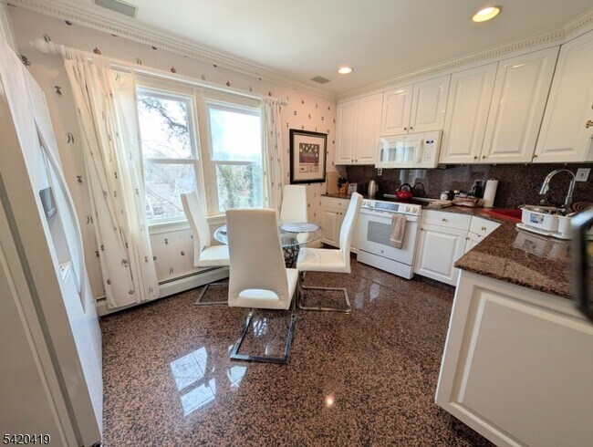 Building Photo - 48 Mt Kemble Ave