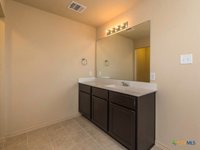 Building Photo - 113 Tallow Trl