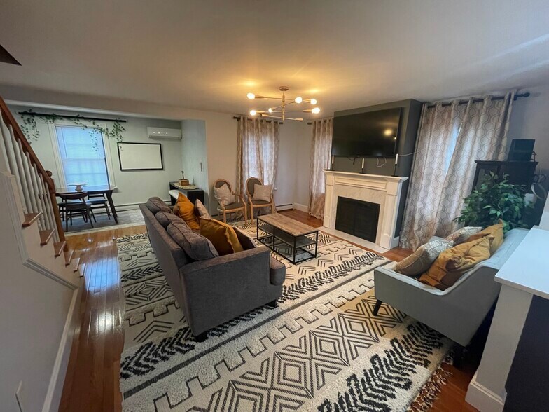 Building Photo - 14 Oak St