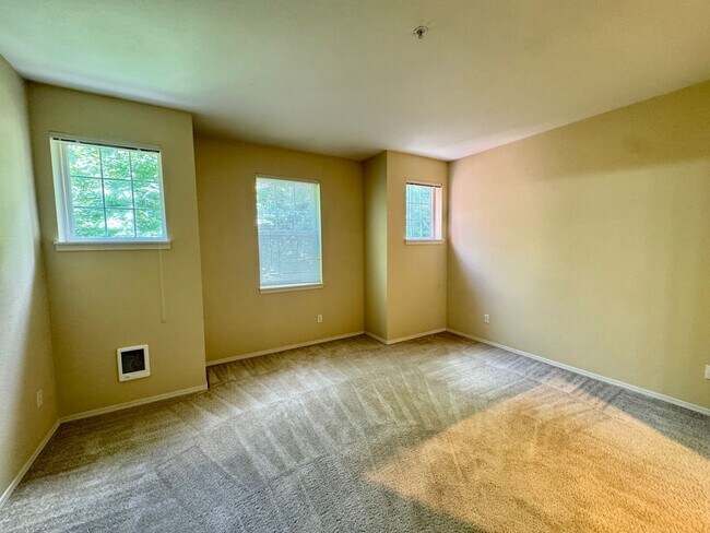Building Photo - Secluded Renton Townhome