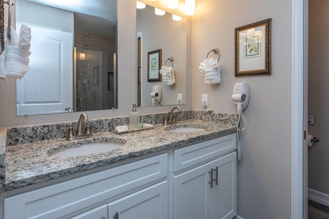 Building Photo - Stylish 3-Bedroom Townhome with Fireplace, Modern Kitchen & Spacious Layout!