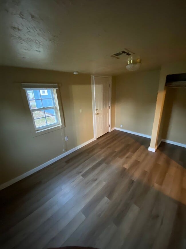 Building Photo - (1-2) Bed in Blanchard w/ Storm Shelter! A...