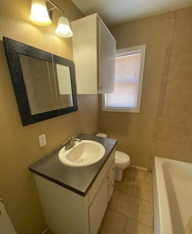 Building Photo - Cutie in Arnett Benson! Great 2/1 Near Sch...