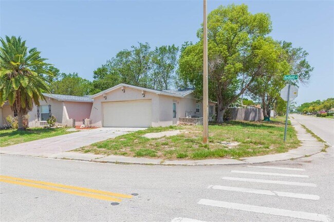 Building Photo - 8253 Redfield Dr