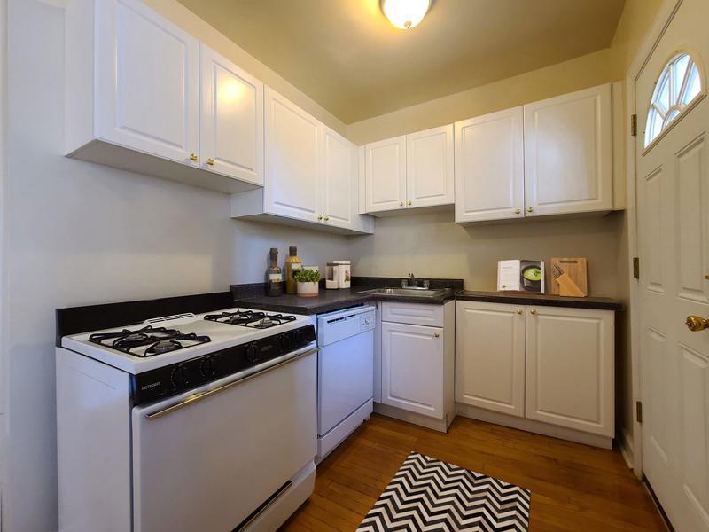 Building Photo - 1110 W Wellington Ave