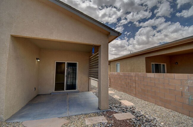Building Photo - Beautiful Single Story ------3 Bedroom 2 B...