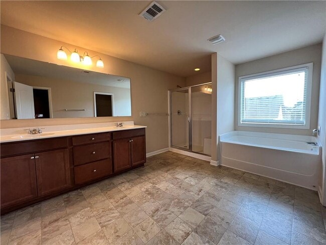 Building Photo - 3550 Golden Gate Ln
