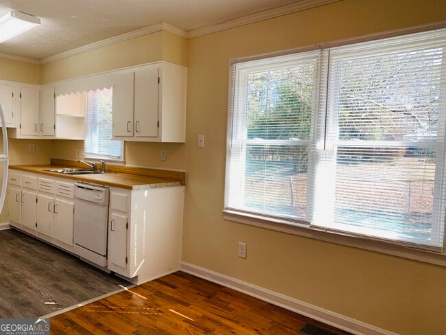 Building Photo - 24 Camellia Dr