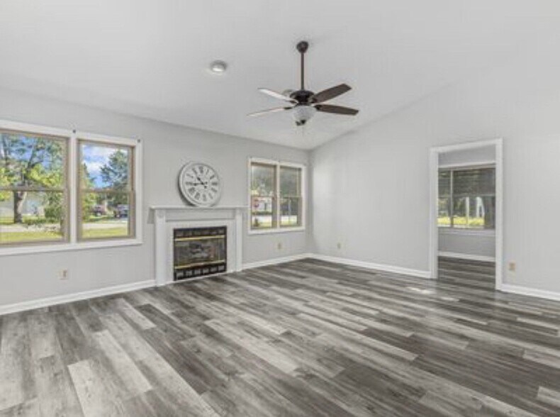 Building Photo - 400 Killarney Dr