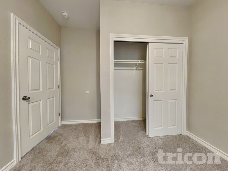 Building Photo - 241 Mary Max Cir